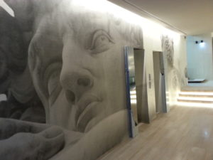 rivestimento verticale decorazione personalizzata hotel